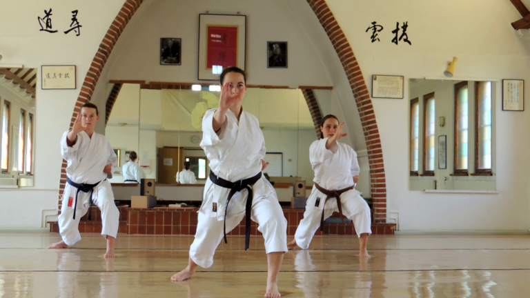 Kizuna Dojo Eutin 3 Karateka bei der Team-Kata